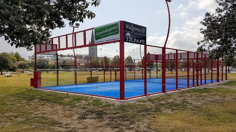 Palla, vetro e vicini arrabbiati: la guerra (soprattutto urbana) del padel all'aperto